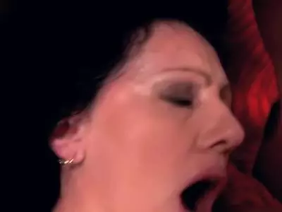 Junger Typ fickt eine versaute MILF