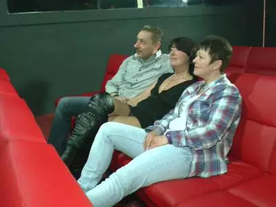 Deutsche Amateure machen Gruppensex im Pornokino