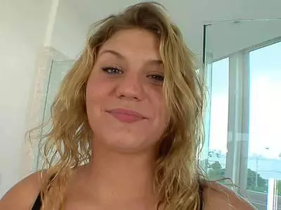 Blonde Amateurnutte mit dicken Titten bläst und wird gefickt