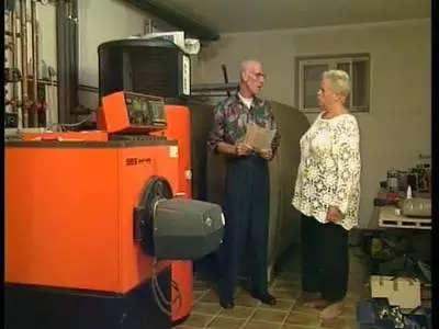 Blonde mollige Schlampe wird die blanke Pussy genagelt