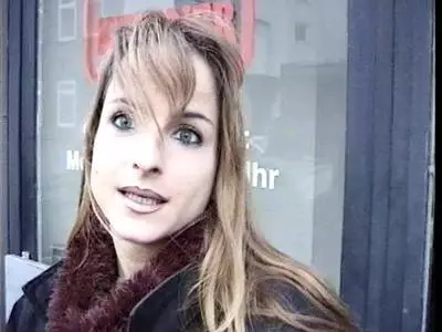 Tätowierte Hausfrau befriedigt sich selbst