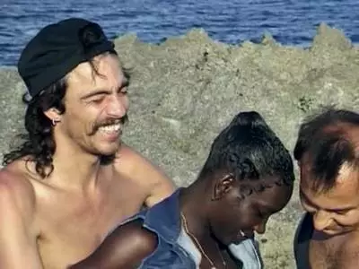 Girl mit behaarter Muschi liebt Interracial Blowjobs und Outdoor Sex