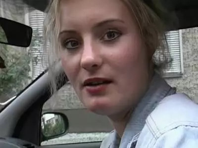 Junge hübsche Blondine befriedigt sich mit einem dicken Dildo