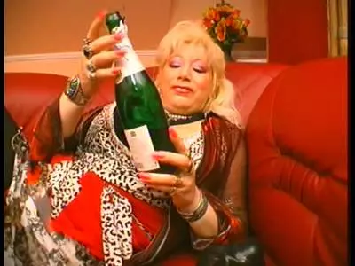 MILF besorgt es sich mit einer Flasche