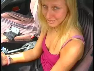 Blonde Amateurin masturbiert Outdoor