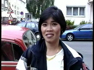 Asia MILF von Deutschem in die behaarte Muschi gefickt