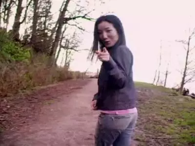 Outdoor zeigt das Thai Luder die kleinen Titten